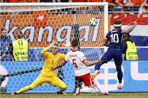 HAMBURG - (l-r) Poland goalkeeper Wojciech Szczesny, Jan Bednarek of Poland, Memphis Depay of Holland during the UEFA EURO, EM, Europameisterschaft,Fussball 2024 group D match between Poland and the Netherlands at the Volksparkstadion on June 16, 2024 in Hamburg, Germany. ANP MAURICE VAN STEEN UEFA EURO 2024 2024 xVIxANPxSportx xxANPxIVx 501247357 originalFilename: 501247357.jpg