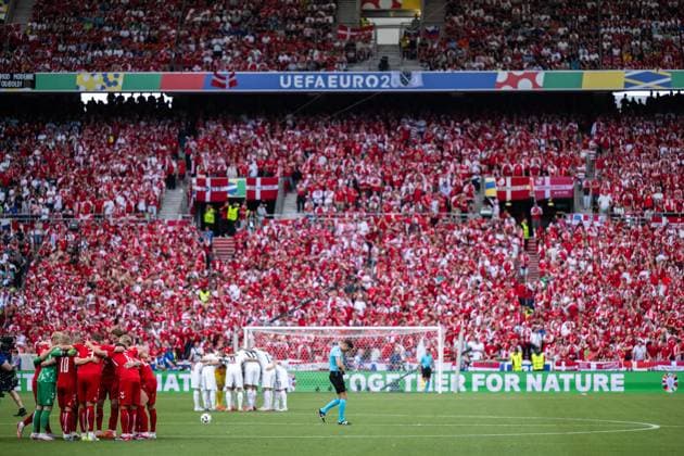 240616 Players of Denmark gather in front of fans ahead of the UEFA Euro 2024 Football Championship match between Slovenia and Denmark on June 16, 2024 in Stuttgart Photo Mathias Bergeld BILDBYRAN code MB MB0936 fotboll football soccer fotballs em europamästerskap em uefa euro uefa european football championship euro 2024 slovenien slovenia danmark denmark bbeng publik  Copyright: MATHIASxBERGELD BB240616MB030