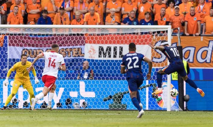 Poland v Netherlands: Group D - UEFA EURO, EM, Europameisterschaft,Fussball 2024 Wojciech Szczesny, Jakub Kiwior, Denzel Dumfries, and Memphis Depay are playing during the Poland vs. Netherlands match in Hamburg, Germany, on June 16, 2024. Hamburg Germany  Copyright: xFotoxOlimpikx originalFilename:jastrzebowski-polandvs240616_npqEu.jpg