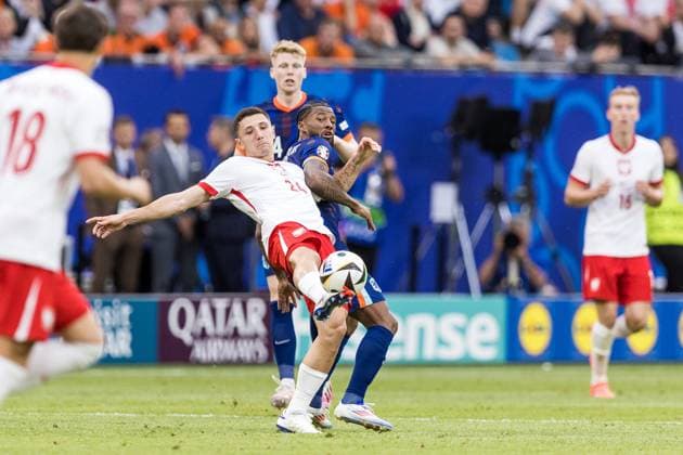 Poland v Netherlands: Group D - UEFA EURO, EM, Europameisterschaft,Fussball 2024 Bartosz Slisz (POL) and Georginio Wijnaldum (NED) are playing during the Poland vs Netherlands match in the UEFA Euro 2024 in Hamburg, Germany, on June 16, 2024. Hamburg Germany  Copyright: xFotoxOlimpikx originalFilename:jastrzebowski-polandvs240616_npcq6.jpg