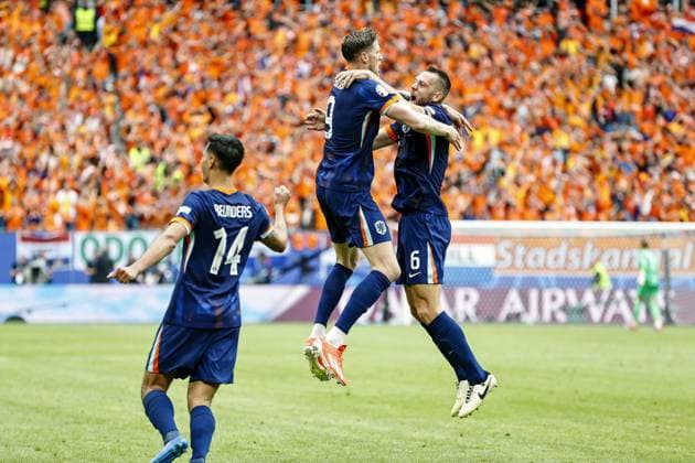 HAMBURG - Wout Weghorst of Holland and Stefan De Vrij of Holland celebrate the 1-2 during the UEFA EURO, EM, Europameisterschaft,Fussball 2024 group D match between Poland and the Netherlands at the Volksparkstadion on June 16, 2024 in Hamburg, Germany. ANP MAURICE VAN STEEN UEFA EURO 2024 2024 xVIxANPxSportx xxANPxIVx 501248138 originalFilename: 501248138.jpg