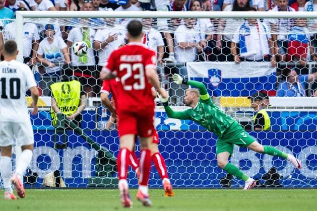 240616 Goalkeeper Kasper Schmeichel of Denmark during the UEFA Euro 2024 Football Championship match between Slovenia and Denmark on June 16, 2024 in Stuttgart Photo Mathias Bergeld BILDBYRAN code MB MB0936 fotboll football soccer fotballs em europamästerskap em uefa euro uefa european football championship euro 2024 slovenien slovenia danmark denmark bbeng  Copyright: MATHIASxBERGELD BB240616MB044