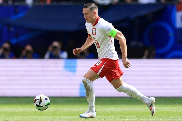Piotr Zielinski of Poland Poland v Netherlands, UEFA European Championship, EM, Europameisterschaft 2024, Group D, Football, Volksparkstadion, Hamburg, Germany, 16 Jun 2024 EDITORIAL USE ONLY No use with unauthorised audio, video, data, fixture lists, club league logos or live services. Online in-match use limited to 120 images, no video emulation. No use in betting, games or single club league player publications. Copyright: xMattxWest Shutterstockx 14539367gv