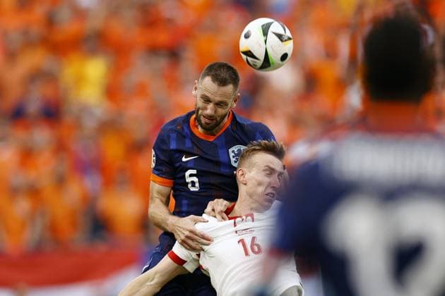HAMBURG - (l-r) Stefan De Vrij of Holland, Adam Buksa of Poland during the UEFA EURO, EM, Europameisterschaft,Fussball 2024 group D match between Poland and the Netherlands at the Volksparkstadion on June 16, 2024 in Hamburg, Germany. ANP MAURICE VAN STEEN UEFA EURO 2024 2024 xVIxANPxSportx xxANPxIVx 501248524 originalFilename: 501248524.jpg