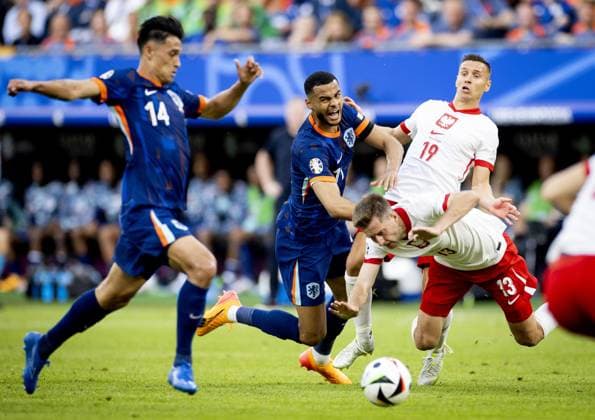 HAMBURG - Tijjani Reijnders of Holland, Cody Gakpo of Holland, PrzemysÅ‚aw Frankowski of Poland and Taras Romanczuk of Poland (l-r) during the UEFA EURO, EM, Europameisterschaft,Fussball 2024 group D match between Poland and the Netherlands at Volksparkstadion on June 16, 2024 in Hamburg, Germany. ANP KOEN VAN WEEL UEFA EURO 2024 2024 xVIxANPxSportx xxANPxIVx 501248601 originalFilename: 501248601.jpg
