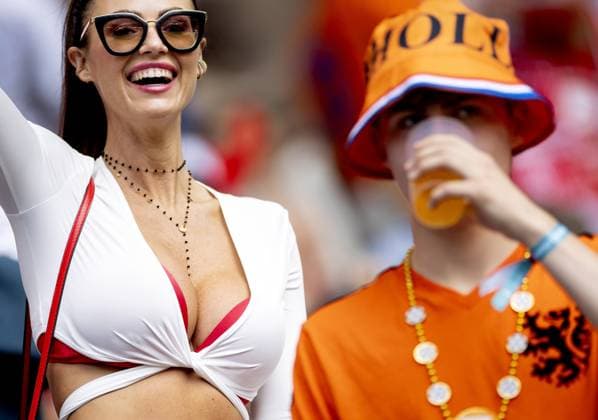 HAMBURG - A Polish and a Dutch fan ahead of the UEFA EURO, EM, Europameisterschaft,Fussball 2024 group D match between Poland and the Netherlands at the Volksparkstadion on June 16, 2024 in Hamburg, Germany. ANP KOEN VAN WEEL UEFA EURO 2024 2024 xVIxANPxSportx xxANPxIVx 501248617 originalFilename: 501248617.jpg
