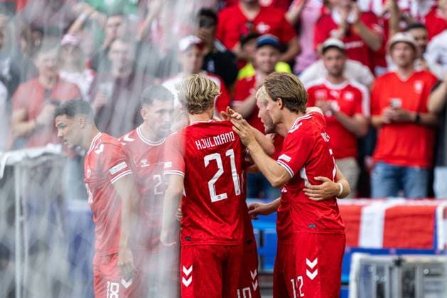 240616 Christian Eriksen of Denmark celebrates with team mates after 0 1 during the UEFA Euro 2024 Football Championship match between Slovenia and Denmark on June 16, 2024 in Stuttgart Photo Mathias Bergeld BILDBYRAN kod MB MB0936 fotboll football soccer fotballs em europamästerskap em uefa euro uefa european football championship euro 2024 slovenien slovenia danmark denmark bbeng jubel  Copyright: MATHIASxBERGELD BB240616MB053