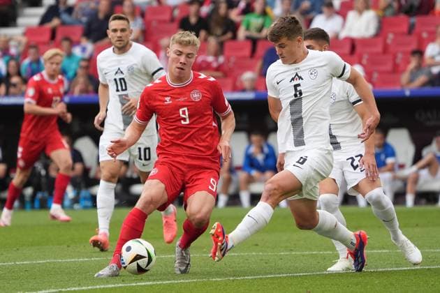 Rasmus Hojlund Denmark, Denmark, 09 vs Jaka Bijol Slovenia, Slovenia, 06 Stuttgart 16 06 2024 Denmark vs Slovenia, EURO2024 M6, Group C, EM Arena Stuttgart