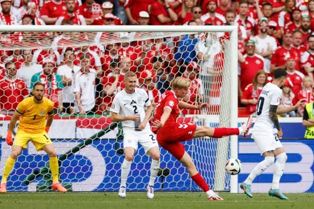 16 06 2024, Football, European Championship, Slovenia Denmark, GER, Stuttgart, Football Arena, picture from left Goalkeeper Jan Oblak Slovenia, 1 , Zan Karnicnik Slovenia, 2 , Victor Kristiansen Denmark, 17 , Copyright: HMBxMedia xHeikoxBecker