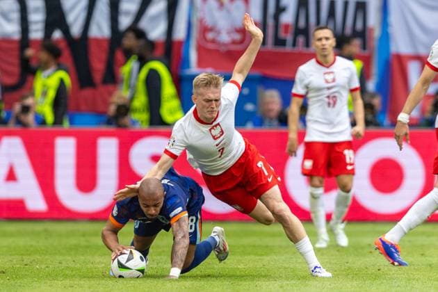 Poland v Netherlands - UEFA EURO, EM, Europameisterschaft,Fussball 2024 Georginio Wijnaldum, Karol Swiderski are playing during the UEFA Euro 2024 Group D match between Poland v Netherlands, at the stadium in Hamburg, Germany, on June 16, 2024. Hamburg Germany  Copyright: xAndrzejxIwanczukx originalFilename:iwanczuk-polandvn240616_nphH6.jpg