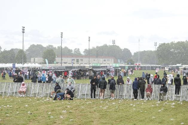 A general view of England fans in the fan zone sheltering from the rain at Trabrennbahn, Gelsenkirchen, Germany Serbia v England, UEFA European Championship, EM, Europameisterschaft 2024, Group C, Football, Arena Aufschalke, Gelsenkirchen, Germany - 16 Jun 2024 EDITORIAL USE ONLY No use with unauthorised audio, video, data, fixture lists, club league logos or live services. Online in-match use limited to 120 images, no video emulation. No use in betting, games or single club league player publications. Copyright: xPaulxCurrie Shutterstockx 14541951ca