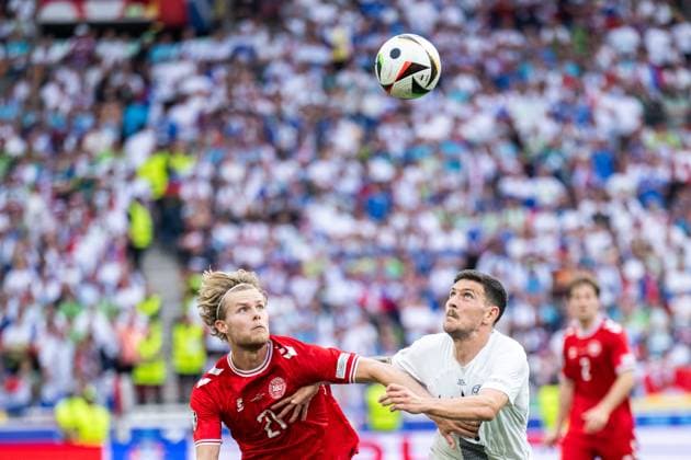 240616 Morten Hjulmand of Denmark and Erik Janza of Slovenia during the UEFA Euro 2024 Football Championship match between Slovenia and Denmark on June 16, 2024 in Stuttgart Photo Mathias Bergeld BILDBYRAN code MB MB0936 fotboll football soccer fotballs em europamästerskap em uefa euro uefa european football championship euro 2024 slovenien slovenia danmark denmark bbeng  Copyright: MATHIASxBERGELD BB240616MB071