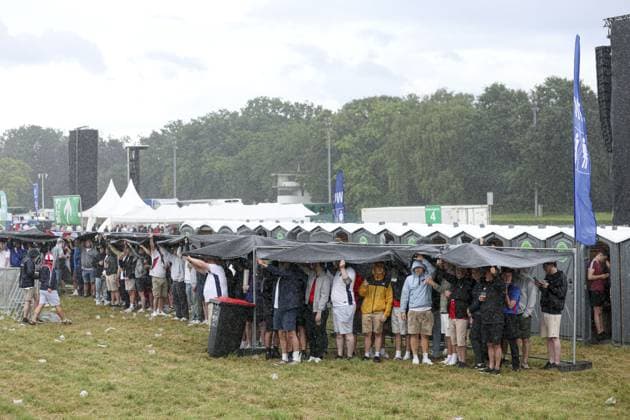 A general view of England fans in the fan zone sheltering from the rain at Trabrennbahn, Gelsenkirchen, Germany Serbia v England, UEFA European Championship, EM, Europameisterschaft 2024, Group C, Football, Arena Aufschalke, Gelsenkirchen, Germany - 16 Jun 2024 EDITORIAL USE ONLY No use with unauthorised audio, video, data, fixture lists, club league logos or live services. Online in-match use limited to 120 images, no video emulation. No use in betting, games or single club league player publications. Copyright: xPaulxCurrie Shutterstockx 14541951bz