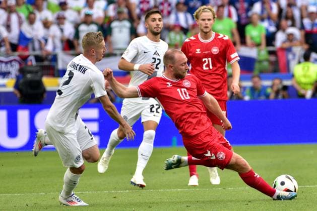 Stuttgart, Germany, June 16st 2024: Christian Eriksen of Denmark (2R) in action against Zan Karnicnik of Slovenia (L) during the UEFA EURO, EM, Europameisterschaft,Fussball 2024 football match between Slovenia and Denmark at Stuttgart Arena, Stuttgart, Germany. (Igor Kupljenik SPP) Copyright: xIgorxKupljenikx xSPPx spp-en-IgKuSp-MMT_9576