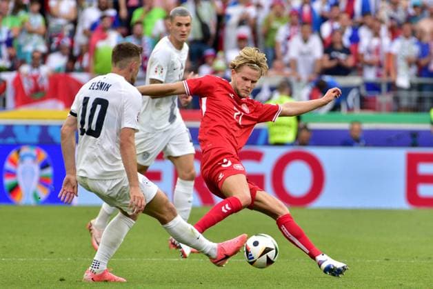 Stuttgart, Germany, June 16st 2024: Morten Hjulmand of Denmark (R) in action against Timi Elsnik of Slovenia (L) during the UEFA EURO, EM, Europameisterschaft,Fussball 2024 football match between Slovenia and Denmark at Stuttgart Arena, Stuttgart, Germany. (Igor Kupljenik SPP) Copyright: xIgorxKupljenikx xSPPx spp-en-IgKuSp-MMT_9578