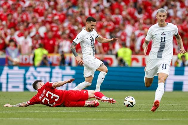 16 06 2024, Football, European Championship, Slovenia Denmark, GER, Stuttgart, Football Arena, picture from left Pierre Emile Hojbjerg Denmark, 23 , Petar Stojanovic Slovenia, 20 , Benjamin Sesko Slovenia, 11 , Action, duels, fighting for the ball, Copyright: HMBxMedia xHeikoxBecker