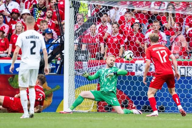 240616 Goalkeeper Kasper Schmeichel of Denmark during the UEFA Euro 2024 Football Championship match between Slovenia and Denmark on June 16, 2024 in Stuttgart Photo Mathias Bergeld BILDBYRAN code MB MB0936 fotboll football soccer fotballs em europamästerskap em uefa euro uefa european football championship euro 2024 slovenien slovenia danmark denmark bbeng  Copyright: MATHIASxBERGELD BB240616MB078