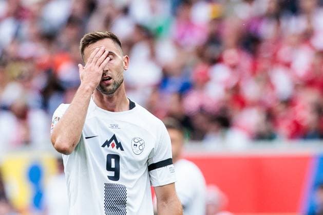 UEFA EURO 2024 Slovenia Denmark 16 06 2024 Andraz Sporar Slovenia, 9 slaps his hand in front of his face in frustration UEFA EURO 2024 Slovenia Denmark Stuttgart Arena, Stuttgart on 16 06 2024 Copyright: xBEAUTIFULxSPORTS Wunderlx
