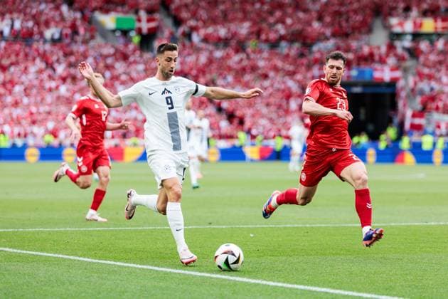 UEFA EURO 2024 Slovenia Denmark 16 06 2024 One-on-one Andraz Sporar Slovenia, 9 , Pierre Emile Hojbjerg Denmark, 23 UEFA EURO 2024 Slovenia Denmark Stuttgart Arena, Stuttgart on 16 06 2024 Copyright: xBEAUTIFULxSPORTS Wunderlx