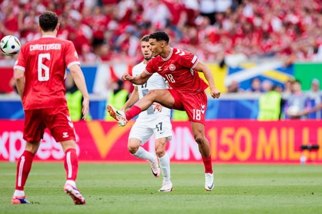 UEFA EURO 2024 Slovenia Denmark 16 06 2024 duel Jan Mlakar Slovenia, 17 , Alexander Hartmann Bah Denmark, 18 UEFA EURO 2024 Slovenia Denmark Stuttgart Arena, Stuttgart on 16 06 2024 Copyright: xBEAUTIFULxSPORTS Wunderlx