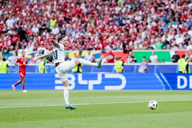 UEFA EURO 2024 Slovenia Denmark 16 06 2024 Petar Stojanovic Slovenia, 20 dives for the ball with his leg outstretched, but misses UEFA EURO 2024 Slovenia Denmark Stuttgart Arena, Stuttgart on 16 06 2024 Copyright: xBEAUTIFULxSPORTS Wunderlx