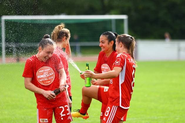 Sport Themen der Woche KW24 Sport Bilder des Tages Fussball I Frauen I Aufstiegsspiel 2. Bundesliga I SV Henstedt-Ulzburg - 1.FC Union Berlin I 16.06.2024 1. FC Union Berlin Frauen feiern den Aufstieg Henstedt-Ulzburg Beckersbergstadion Schleswig-Holstein Deutschland *** Soccer I Women I Promotion match 2 Bundesliga I SV Henstedt Ulzburg 1 FC Union Berlin I 16 06 2024 1 FC Union Berlin Women celebrate promotion Henstedt Ulzburg Beckersbergstadion Schleswig Holstein Germany Copyright: xLobeca RHx