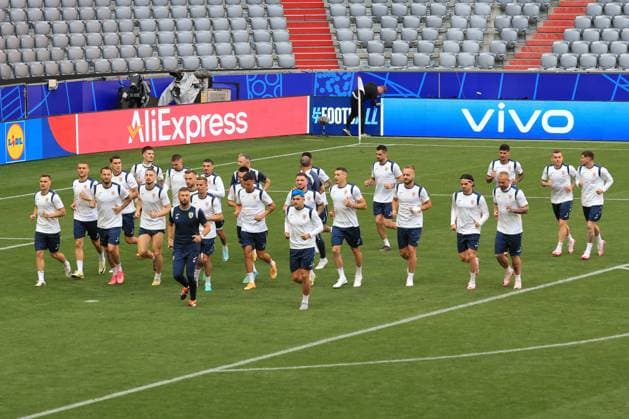 EURO 2024, Nationalteam Rumänien, Training EURO 2024 GERMANY UEFA FOOTBALL Pierre Teyssot MAXPPP ; EURO 2024 GERMANY UEFA FOOTBALL. Munich, Germany on June 16, 2024. Romania Team with leader Radu Dragusin and head coach Edward Iordanescu on training one day ahead of the match vs Ukraine. Pierre Teyssot Maxppp Munich Allianz Arena Munich Stadium Bavaria Germany  Copyright: xMAXPPPxPierrexTeyssotx PT1_6750 PT1_6750