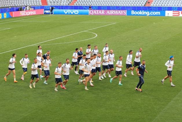 EURO 2024, Nationalteam Rumänien, Training EURO 2024 GERMANY UEFA FOOTBALL Pierre Teyssot MAXPPP ; EURO 2024 GERMANY UEFA FOOTBALL. Munich, Germany on June 16, 2024. Romania Team with leader Radu Dragusin and head coach Edward Iordanescu on training one day ahead of the match vs Ukraine. Pierre Teyssot Maxppp Munich Allianz Arena Munich Stadium Bavaria Germany  Copyright: xMAXPPPxPierrexTeyssotx PT1_6765 PT1_6765