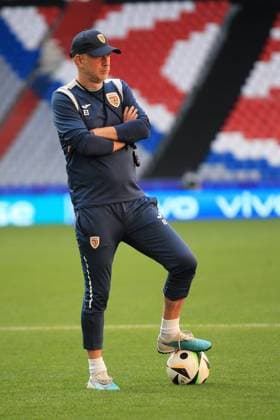 EURO 2024, Nationalteam Rumänien, Training EURO 2024 GERMANY UEFA FOOTBALL Pierre Teyssot MAXPPP ; EURO 2024 GERMANY UEFA FOOTBALL. Munich, Germany on June 16, 2024. Romania Team with leader Radu Dragusin and head coach Edward Iordanescu on training one day ahead of the match vs Ukraine. Romania head coach Edward Iordanescu Pierre Teyssot Maxppp Munich Allianz Arena Munich Stadium Bavaria Germany  Copyright: xMAXPPPxPierrexTeyssotx PT1_6813 PT1_6813