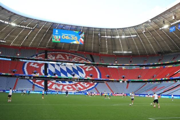 EURO 2024, Nationalteam Rumänien, Training EURO 2024 GERMANY UEFA FOOTBALL Pierre Teyssot MAXPPP ; EURO 2024 GERMANY UEFA FOOTBALL. Munich, Germany on June 16, 2024. Romania Team with leader Radu Dragusin and head coach Edward Iordanescu on training one day ahead of the match vs Ukraine. Pierre Teyssot Maxppp Munich Allianz Arena Munich Stadium Bavaria Germany  Copyright: xMAXPPPxPierrexTeyssotx PT1_6829 PT1_6829