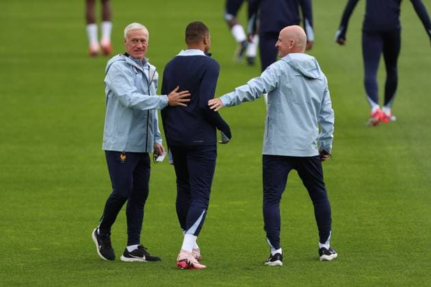Coach Didier Deschamps France , Kylian Mbappe France and Co Coach Guy Stephan France speaks with, UEFA EURO 2024 Group D, Austria vs France, Paul Janes Stadion on June 16, 2024 in Dusseldorf, Germany Photo by Oliver Kaelke DeFodi Images Coach Didier Deschamps France , Kylian Mbappe France and co-coach Guy Stephan France speaks with, UEFA EURO 2024 Group D, Austria vs France, Paul Janes Stadion on June 16, 2024 in Dusseldorf, Germany Photo by Oliver Kaelke DeFodi Images Defodi 678 2024 06 16 OK AUTFRA 0039 Defodi-678