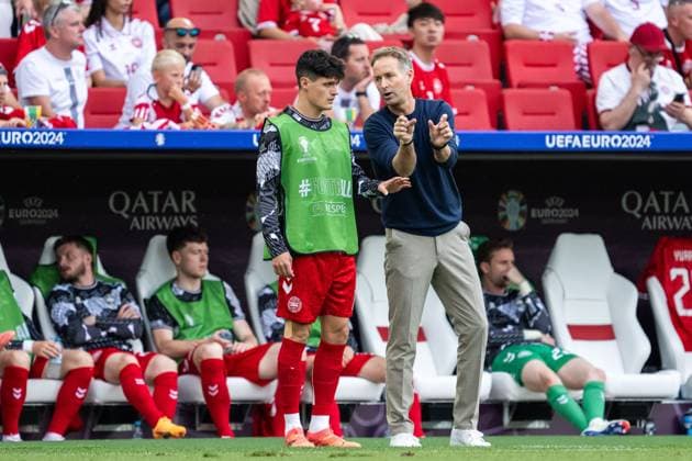 240616 Christian Norgaard and head coach Kasper Hjulmand of Denmark during the UEFA Euro 2024 Football Championship match between Slovenia and Denmark on June 16, 2024 in Stuttgart Photo Mathias Bergeld BILDBYRAN kod MB MB0936 fotboll football soccer fotballs em europamästerskap em uefa euro uefa european football championship euro 2024 slovenien slovenia danmark denmark bbeng  Copyright: MATHIASxBERGELD BB240616MB084