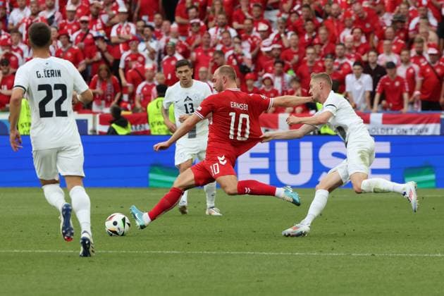 duel Christian Eriksen Denmark, No. 10 against Peter Pekarik Slovakia, No. 2 , hand on the jersey, jersey teasing , preliminary round match M06, SVN DEN, Group C, European Football Championship, Slovenia vs Denmark, European Football Championship, Slovenia vs Denmark, Stuttgart, 16 06 2024,
