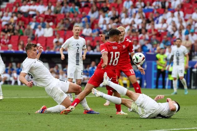 in duel, action, with Jaka Bijol 6 Slovenia , Alexander Bah 18 Denmark , Benjamin Sesko 11 Slovenia , Slovenia vs Denmark, Soccer, UEFA Euro 2024, Group stage, Matchday 1, 16 06 2024 Stuttgart Baden Wuerttemberg Germany Copyright: xkolbert-press ChristianxKolbertx