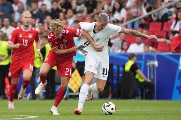 One-on-one Morten Hjulmand Denmark, Denmark, 21 with Benjamin Sesko Slovenia, Slovenia, 11 Stuttgart 16 06 2024 Denmark vs Slovenia, EURO2024 M6, Group C, EM Arena Stuttgart