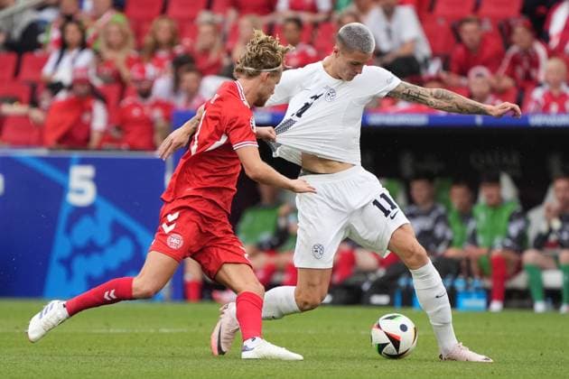 One-on-one Morten Hjulmand Denmark, Denmark, 21 with Benjamin Sesko Slovenia, Slovenia, 11 Stuttgart 16 06 2024 Denmark vs Slovenia, EURO2024 M6, Group C, EM Arena Stuttgart