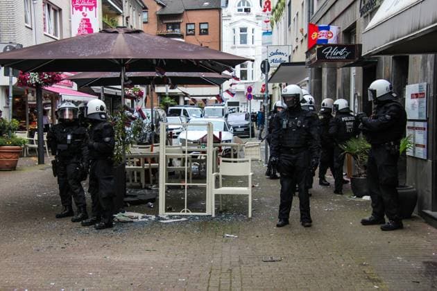 Riots between hooligans from England and Serbia Gelsenkirchen Riots between hooligans from England and Serbia before the group match of the European Championship 2024 in Gelsenkirchen Police secure Steakhouse Hirt in front of which the riots between the supporters took place The fans attacked each other with bottles and chairs