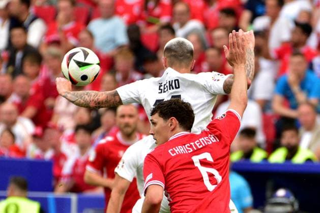 Stuttgart, Germany, June 16st 2024: Benjamin Sesko of Slovenia (R) in action against Andreas Christensen of Denmark (L) during the UEFA EURO, EM, Europameisterschaft,Fussball 2024 football match between Slovenia and Denmark at Stuttgart Arena, Stuttgart, Germany. (Igor Kupljenik SPP) Copyright: xIgorxKupljenikx xSPPx spp-en-IgKuSp-MMT_9589