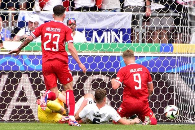 Stuttgart, Germany, June 16st 2024: Rasmus Hojlund of Denmark (R) in action against Jaka Bijol of SloveniaX (C) during the UEFA EURO, EM, Europameisterschaft,Fussball 2024 football match between Slovenia and Denmark at Stuttgart Arena, Stuttgart, Germany. (Igor Kupljenik SPP) Copyright: xIgorxKupljenikx xSPPx spp-en-IgKuSp-MMT_9594