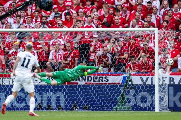 240616 Goalkeeper Kasper Schmeichel of Denmark during the UEFA Euro 2024 Football Championship match between Slovenia and Denmark on June 16, 2024 in Stuttgart Photo Mathias Bergeld BILDBYRAN code MB MB0936 fotboll football soccer fotballs em europamästerskap em uefa euro uefa european football championship euro 2024 slovenien slovenia danmark denmark bbeng  Copyright: MATHIASxBERGELD BB240616MB103