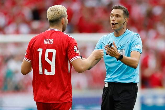 16 06 2024, Football, European Championship, Slovenia Denmark, GER, Stuttgart, Football Arena, Bild v li Jonas Wind Denmark, 19 , Referee Sandro Schaerer, talking about, Copyright: HMBxMedia xHeikoxBecker