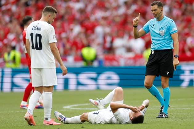 16 06 2024, Football, European Championship, Slovenia Denmark, GER, Stuttgart, Football Arena, picture from left Timi Elsnik Slovenia, 10 , Erik Janza Slovenia, 13 , Referee Sandro Schaerer, Copyright: HMBxMedia xHeikoxBecker