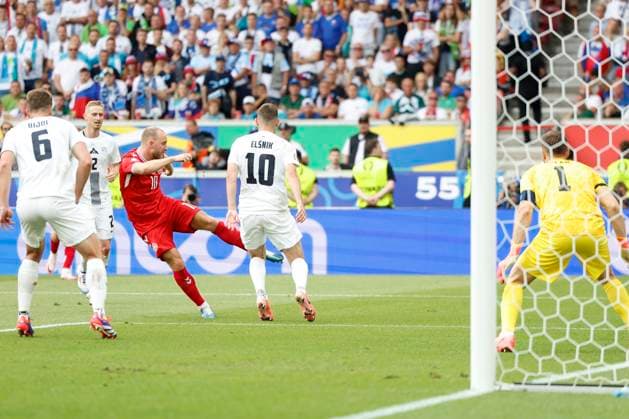 16 06 2024, Football, European Championship, Slovenia Denmark, GER, Stuttgart, Football Arena, picture from left Jaka Bijol Slovenia, 6 , Zan Karnicnik Slovenia, 2 Christian Eriksen Denmark, 10 , Timi Elsnik Slovenia, 10 , Goalkeeper Jan Oblak Slovenia, 1 , Copyright: HMBxMedia xHeikoxBecker