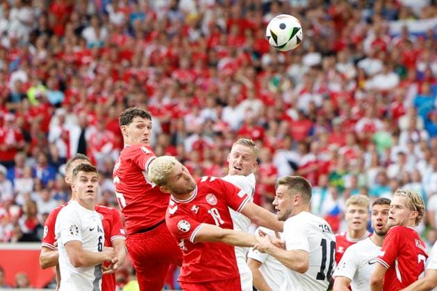 16 06 2024, Football, European Championship, Slovenia Denmark, GER, Stuttgart, Football Arena, picture from left Andreas Christensen Denmark, 6 , Jonas Wind Denmark, 19 , Timi Elsnik Slovenia, 10 , Jan Mlakar Slovenia, 17 , Action, duels, fighting for the ball, Copyright: HMBxMedia xHeikoxBecker