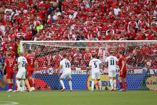 Goal to equalize 1 1, Slovenia vs Denmark, Football, UEFA Euro 2024, Group stage, Matchday 1, 16 06 2024 Stuttgart Baden Wuerttemberg Germany Copyright: xkolbert-press ChristianxKolbertx