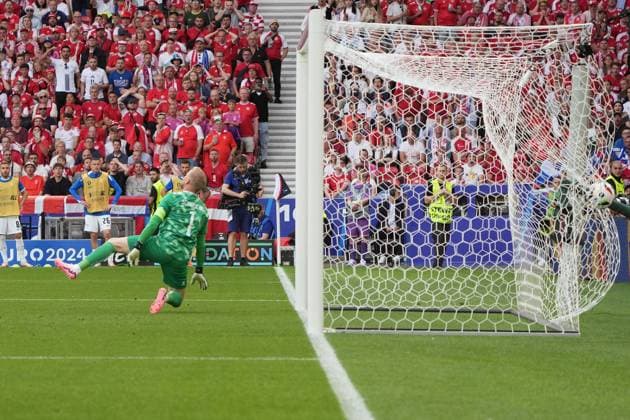 Shot by Timi Elsnik Slovenia, Slovenia, 10 is in the net to equalize 1 1, Goalie Kasper Schmeichel Denmark, Denmark, 01 has no chance Stuttgart 16 06 2024 Denmark vs Slovenia, EURO2024 M6, Group C, EM Arena Stuttgart