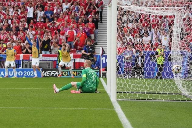 Goalkeeper Kasper Schmeichel Denmark, Denmark, 01 and Danish fans shocked by equalizer Stuttgart 16 06 2024 Denmark vs Slovenia, EURO2024 M6, Group C, EM Arena Stuttgart