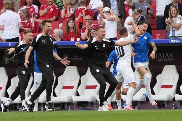 celebrate the goal, goal celebration for 1 1 Timi Elsnik Slovenia, Slovenia, 10 with the whole team and bench Stuttgart 16 06 2024 Denmark vs Slovenia, EURO2024 M6, Group C, EM Arena Stuttgart