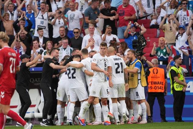 celebrate the goal, goal celebration for 1 1 Timi Elsnik Slovenia, Slovenia, 10 with the whole team and bench Stuttgart 16 06 2024 Denmark vs Slovenia, EURO2024 M6, Group C, EM Arena Stuttgart