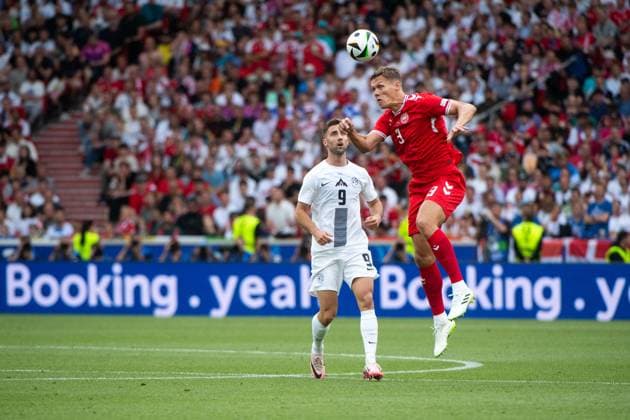 Jannik Vestergaard Denmark, 03 in duel with Andraz Sporar Slovenia, 09 , GER, Slovenia SVN vs Denmark DEN , European Football Championship, UEFA EURO 2024, Group C, Matchday 1, 16 06 2024 GER, Slovenia SVN vs Denmark DEN , European Football Championship, UEFA EURO 2024, Group C, Matchday 1, 16 06 2024 Stuttgart Copyright: xEibner-Pressefoto Memmlerx EP_MMR